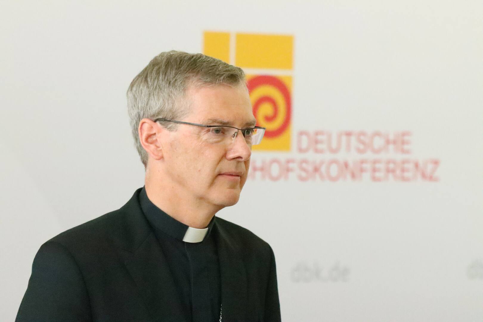 Wilmer startet mit Friedensbotschaft: Neuer DBK-Vorsitzender setzt auf Synodalität und Hoffnung