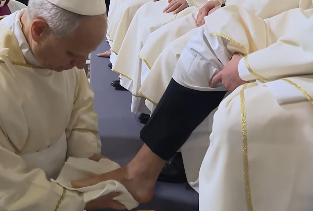 Papst Leo XIV. kehrt zur Tradition zurück: Fußwaschung im Lateran als Zeichen dienender Liebe