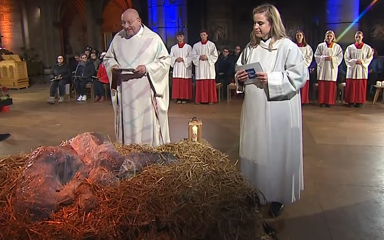 Darf „Kunst“ alles? Abartige Krippendarstellung in ARD-Christmette schockiert Gläubige
