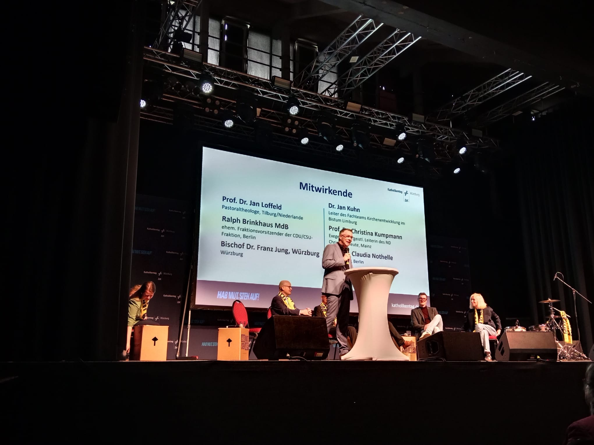 Prof. Dr. Loffeld bei der Podiumsdiskussion zum Thema Kirche als Hoffnungsquelle